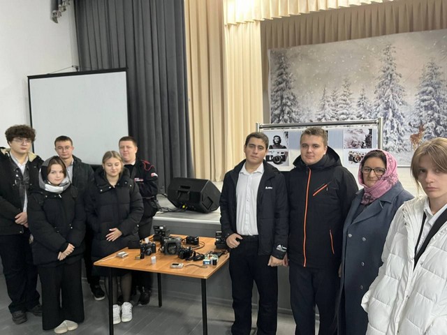 27 ноября в рамках проекта Пушкинская карта в СКЦ Киевского была организована мультимедийная лекция "Фотография как свидетель истории"